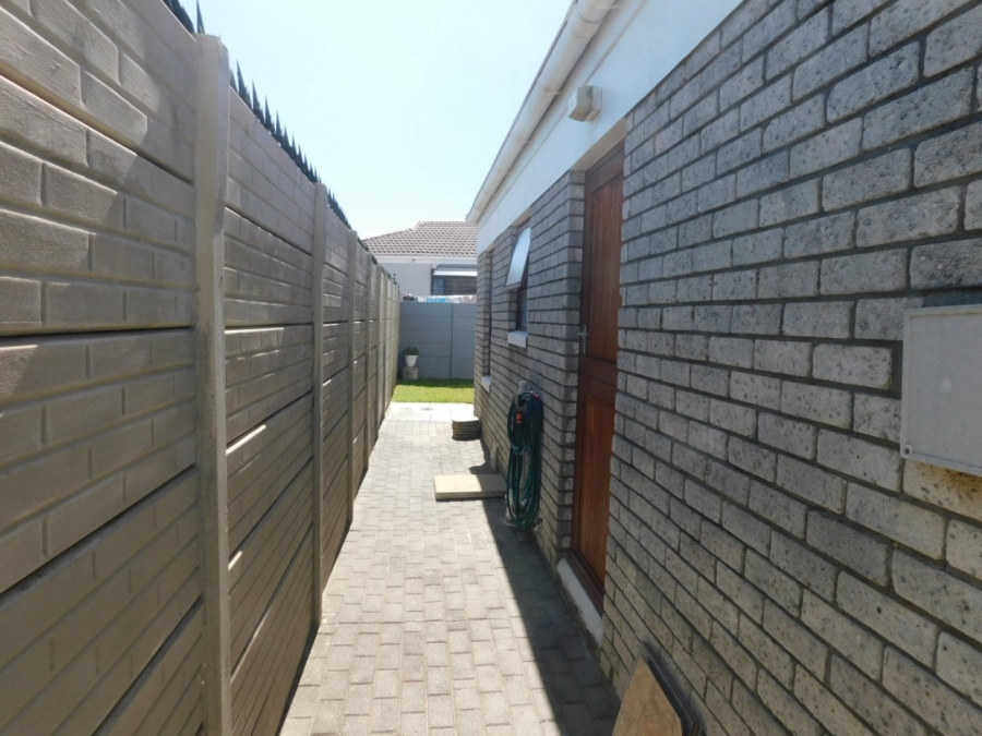 2 Bedroom Property for Sale in Sea Breeze Western Cape